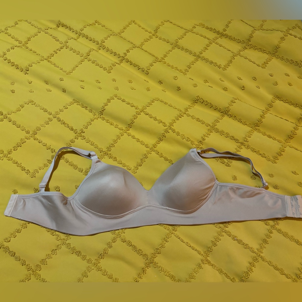 Warner’s- cream wire free padded  bra with convertible straps